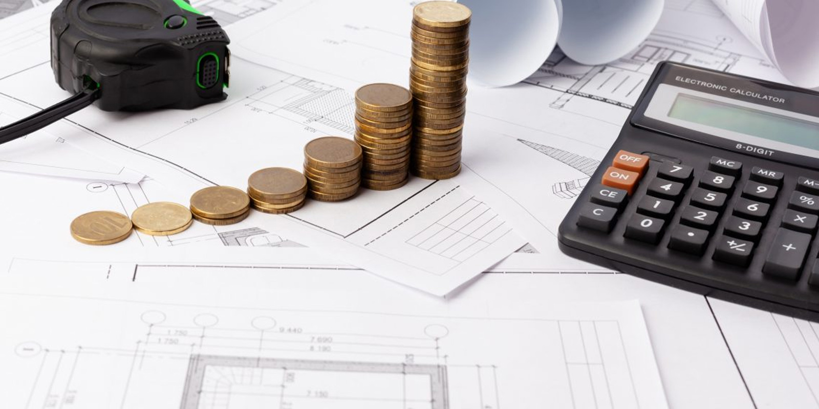 planos de obra calculadora y dinero