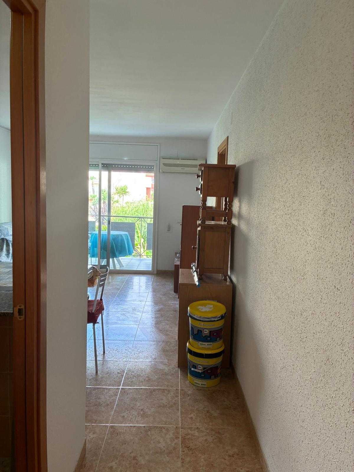 Proceso de pintura plástica blanca en salón reforma de piso en Tarragona  Proceso de pintura plástica blanca en salón