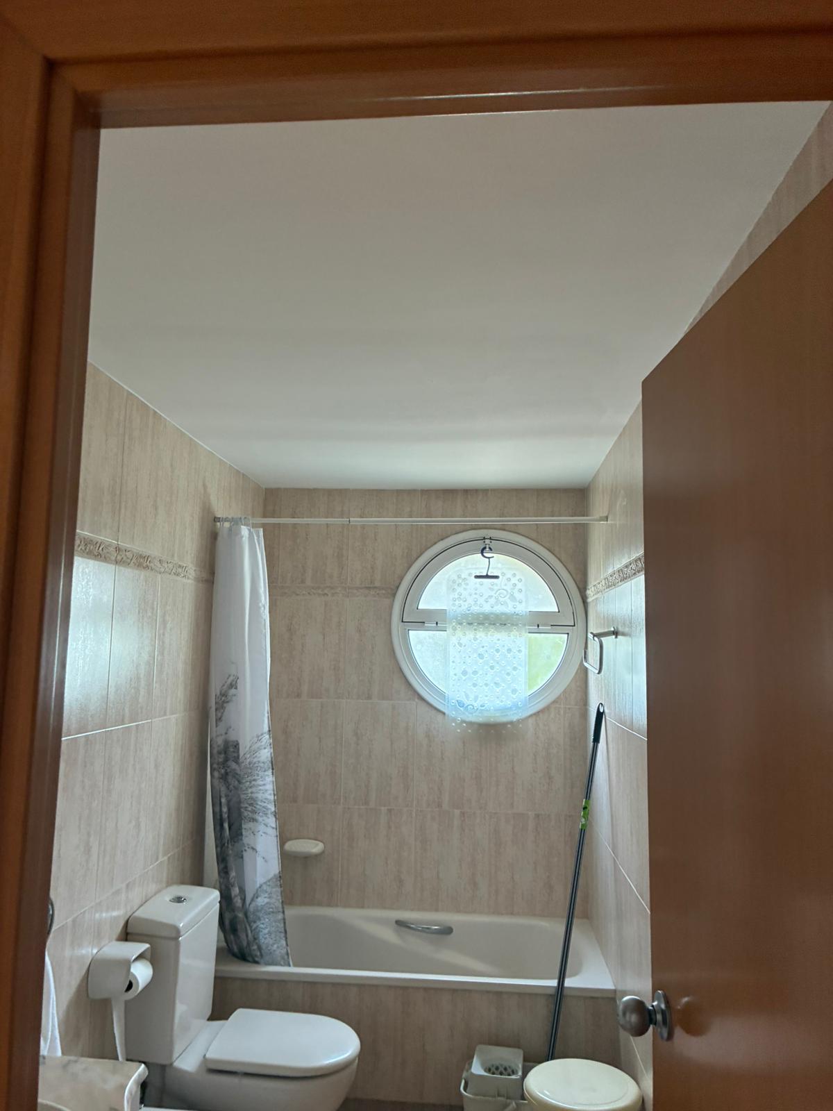 Detalle de paredes con acabado blanco reforma de piso en Tarragona  Detalle de paredes con acabado blanco