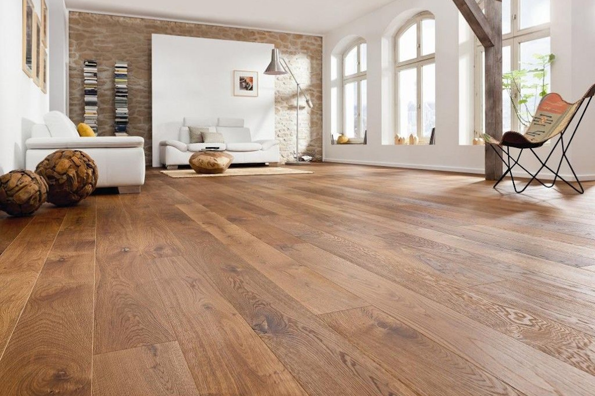 Profesional realizando reformas de suelos Tarragona en vivienda